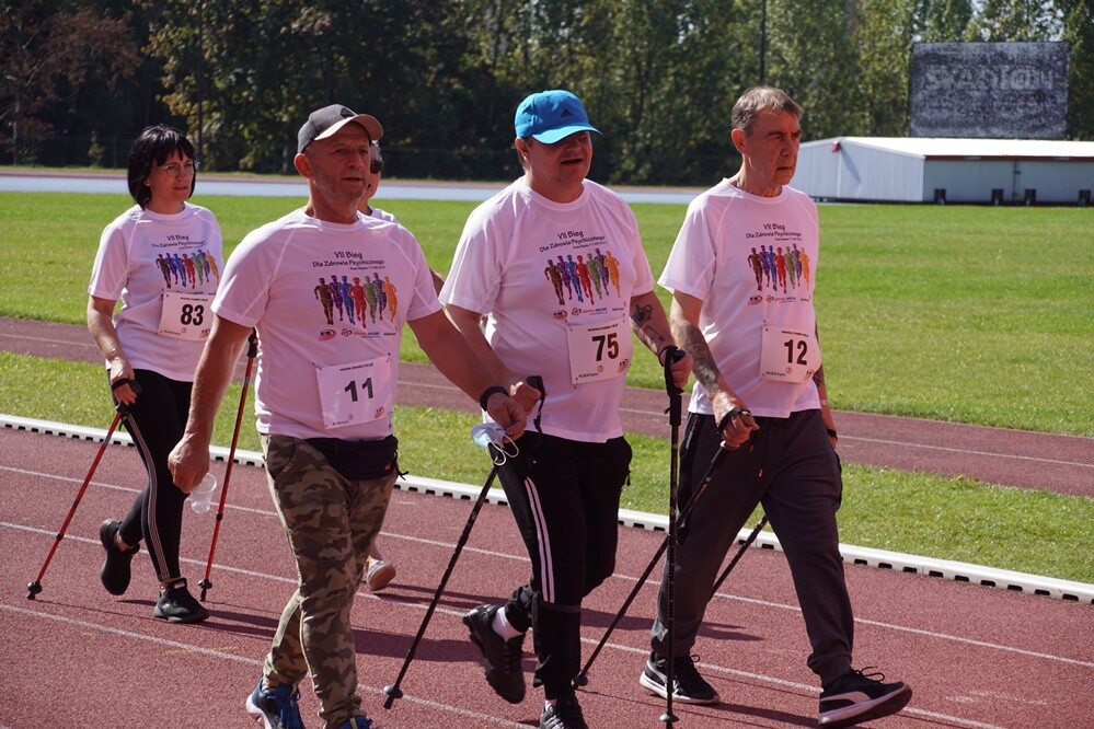 Zapaleni biegacze i miłośnicy marszu nordic walking mieli dzisiaj okazję sprawdzić swoje siły na stadionie lekkoatletycznym przy ul. Czarnoleśnej. Odbył się "VII Bieg – marsz dla zdrowia psychicznego".