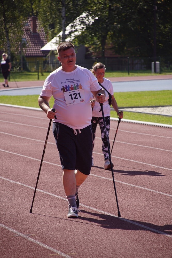 Zapaleni biegacze i miłośnicy marszu nordic walking mieli dzisiaj okazję sprawdzić swoje siły na stadionie lekkoatletycznym przy ul. Czarnoleśnej. Odbył się "VII Bieg – marsz dla zdrowia psychicznego".