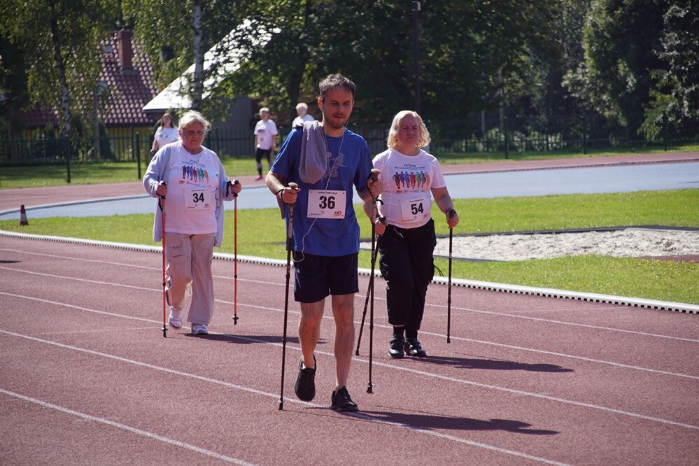 Zapaleni biegacze i miłośnicy marszu nordic walking mieli dzisiaj okazję sprawdzić swoje siły na stadionie lekkoatletycznym przy ul. Czarnoleśnej. Odbył się "VII Bieg – marsz dla zdrowia psychicznego".