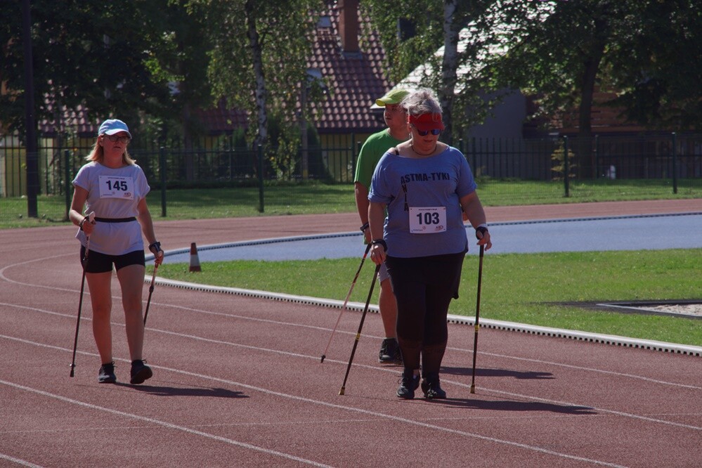Zapaleni biegacze i miłośnicy marszu nordic walking mieli dzisiaj okazję sprawdzić swoje siły na stadionie lekkoatletycznym przy ul. Czarnoleśnej. Odbył się "VII Bieg – marsz dla zdrowia psychicznego".