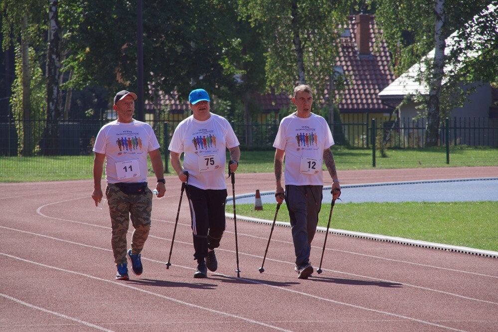 Zapaleni biegacze i miłośnicy marszu nordic walking mieli dzisiaj okazję sprawdzić swoje siły na stadionie lekkoatletycznym przy ul. Czarnoleśnej. Odbył się "VII Bieg – marsz dla zdrowia psychicznego".