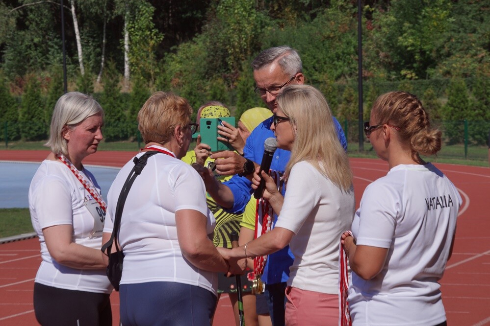 Zapaleni biegacze i miłośnicy marszu nordic walking mieli dzisiaj okazję sprawdzić swoje siły na stadionie lekkoatletycznym przy ul. Czarnoleśnej. Odbył się "VII Bieg – marsz dla zdrowia psychicznego".
