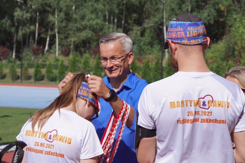 Zapaleni biegacze i miłośnicy marszu nordic walking mieli dzisiaj okazję sprawdzić swoje siły na stadionie lekkoatletycznym przy ul. Czarnoleśnej. Odbył się "VII Bieg – marsz dla zdrowia psychicznego".