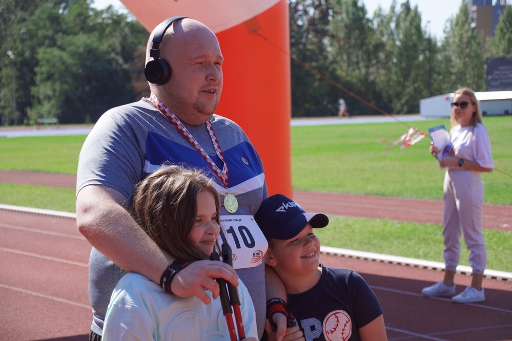 Zapaleni biegacze i miłośnicy marszu nordic walking mieli dzisiaj okazję sprawdzić swoje siły na stadionie lekkoatletycznym przy ul. Czarnoleśnej. Odbył się "VII Bieg – marsz dla zdrowia psychicznego".