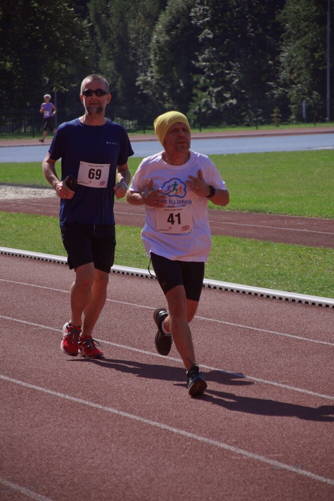 Zapaleni biegacze i miłośnicy marszu nordic walking mieli dzisiaj okazję sprawdzić swoje siły na stadionie lekkoatletycznym przy ul. Czarnoleśnej. Odbył się "VII Bieg – marsz dla zdrowia psychicznego".