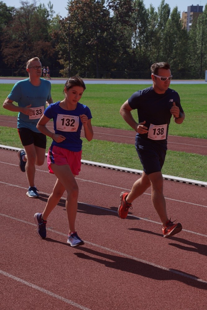 Zapaleni biegacze i miłośnicy marszu nordic walking mieli dzisiaj okazję sprawdzić swoje siły na stadionie lekkoatletycznym przy ul. Czarnoleśnej. Odbył się "VII Bieg – marsz dla zdrowia psychicznego".