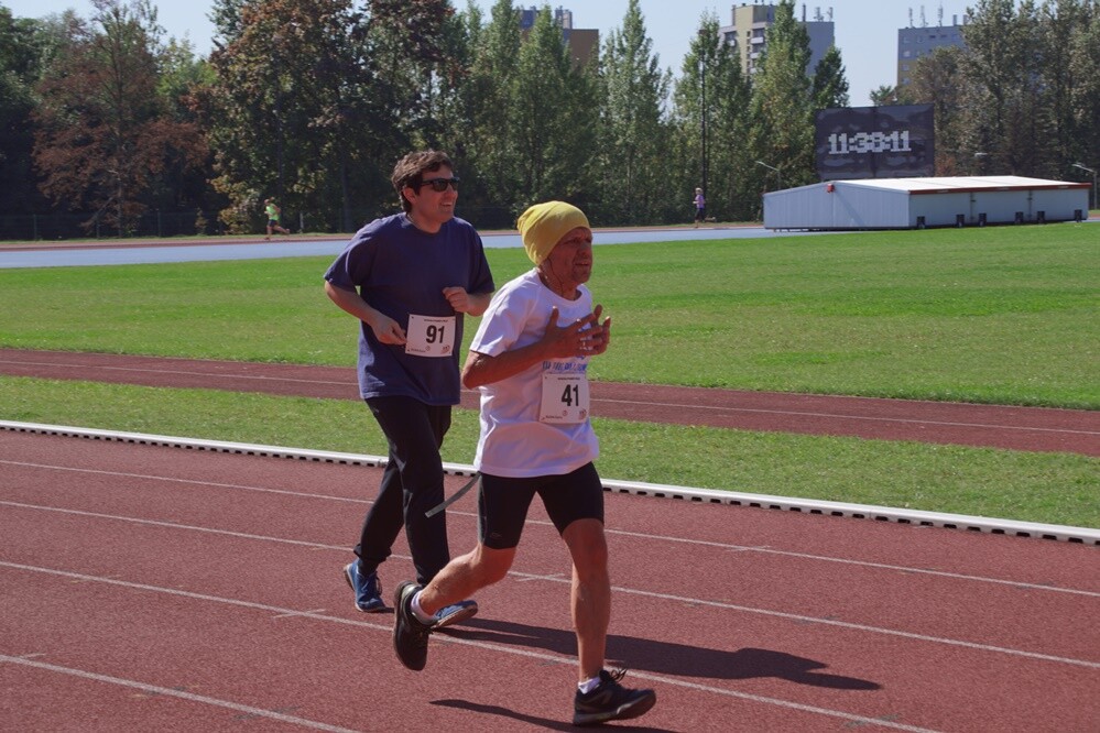 Zapaleni biegacze i miłośnicy marszu nordic walking mieli dzisiaj okazję sprawdzić swoje siły na stadionie lekkoatletycznym przy ul. Czarnoleśnej. Odbył się "VII Bieg – marsz dla zdrowia psychicznego".