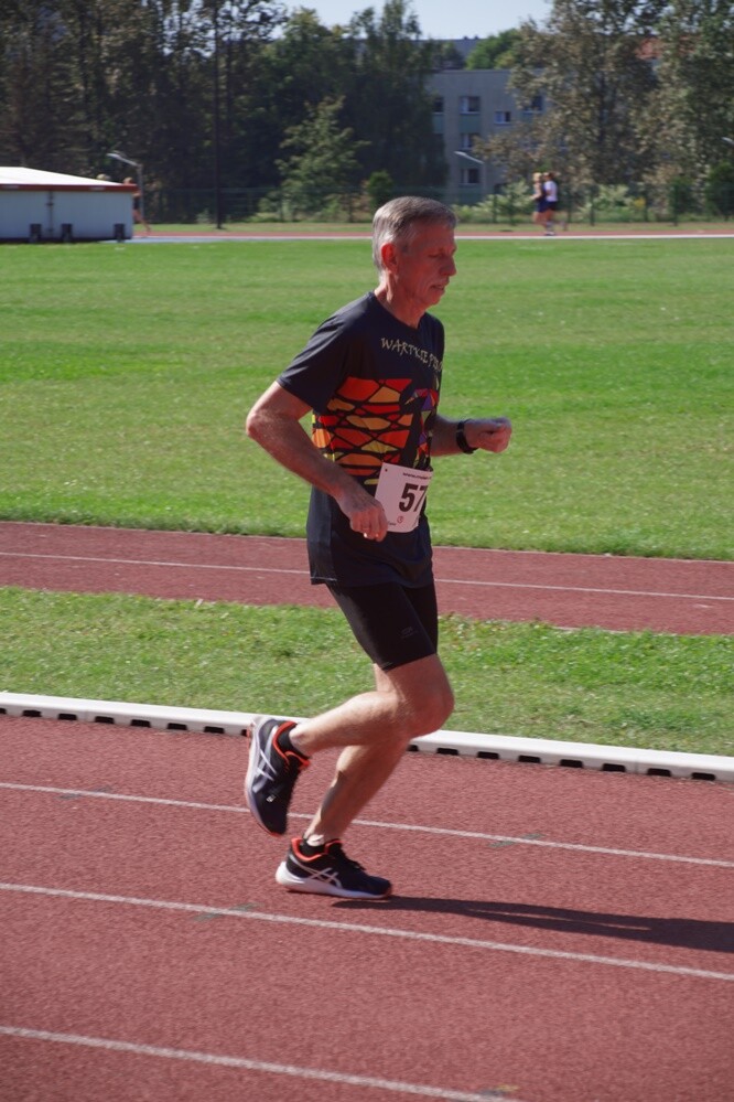 Zapaleni biegacze i miłośnicy marszu nordic walking mieli dzisiaj okazję sprawdzić swoje siły na stadionie lekkoatletycznym przy ul. Czarnoleśnej. Odbył się "VII Bieg – marsz dla zdrowia psychicznego".