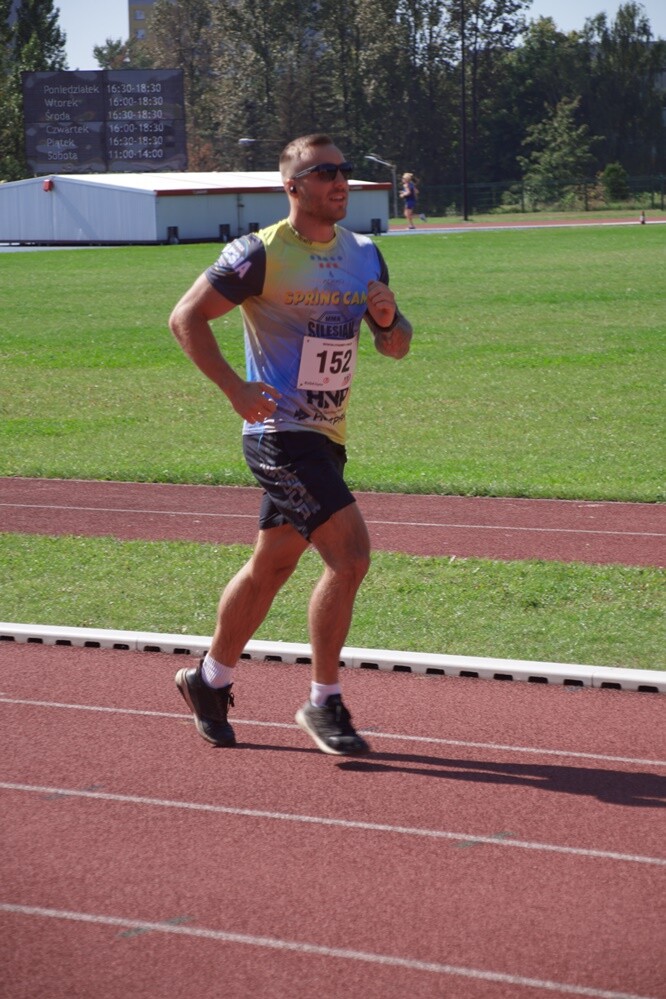 Zapaleni biegacze i miłośnicy marszu nordic walking mieli dzisiaj okazję sprawdzić swoje siły na stadionie lekkoatletycznym przy ul. Czarnoleśnej. Odbył się "VII Bieg – marsz dla zdrowia psychicznego".