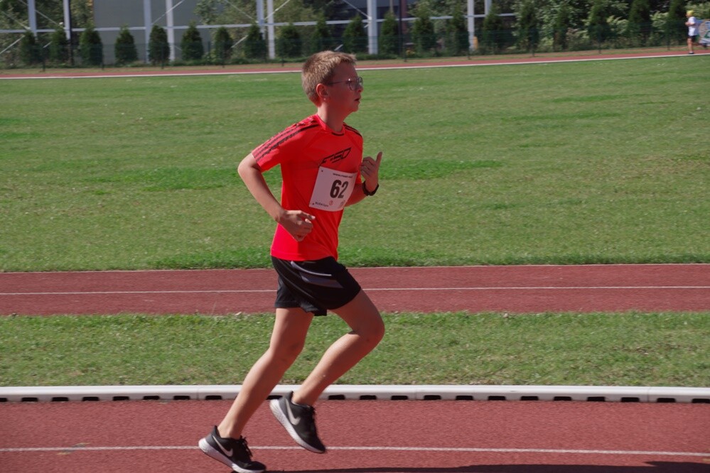 Zapaleni biegacze i miłośnicy marszu nordic walking mieli dzisiaj okazję sprawdzić swoje siły na stadionie lekkoatletycznym przy ul. Czarnoleśnej. Odbył się "VII Bieg – marsz dla zdrowia psychicznego".
