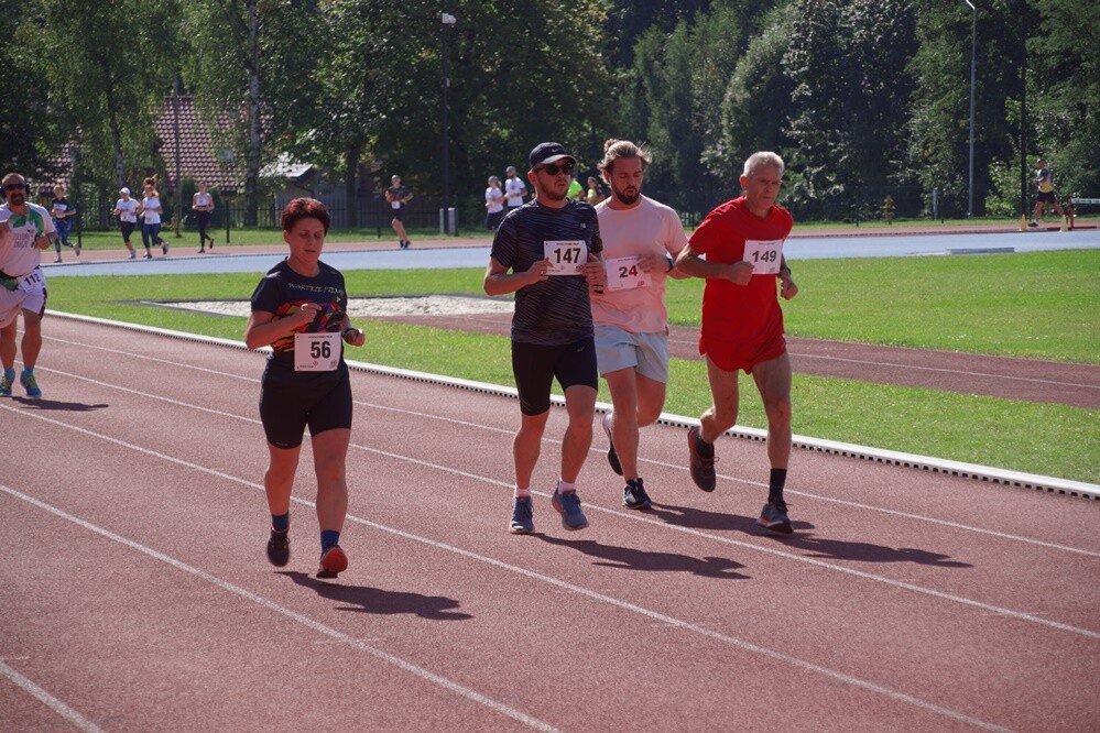 Zapaleni biegacze i miłośnicy marszu nordic walking mieli dzisiaj okazję sprawdzić swoje siły na stadionie lekkoatletycznym przy ul. Czarnoleśnej. Odbył się "VII Bieg – marsz dla zdrowia psychicznego".
