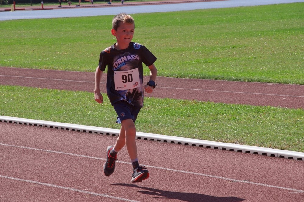 Zapaleni biegacze i miłośnicy marszu nordic walking mieli dzisiaj okazję sprawdzić swoje siły na stadionie lekkoatletycznym przy ul. Czarnoleśnej. Odbył się "VII Bieg – marsz dla zdrowia psychicznego".