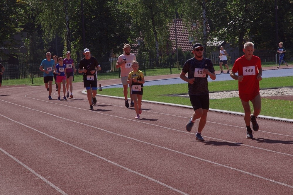 Zapaleni biegacze i miłośnicy marszu nordic walking mieli dzisiaj okazję sprawdzić swoje siły na stadionie lekkoatletycznym przy ul. Czarnoleśnej. Odbył się "VII Bieg – marsz dla zdrowia psychicznego".