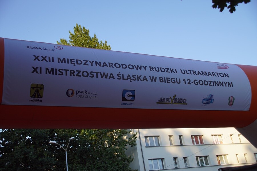 W Rudzie Śląskiej dobiegł końca XXII Międzynarodowy Bieg 12-godzinny. Do rywalizacji stanęłO 68 osób. 52 udało się przekroczyć magiczną liczbę 80 km, wymaganą do otrzymania medalu, koszulki oraz pucharu.