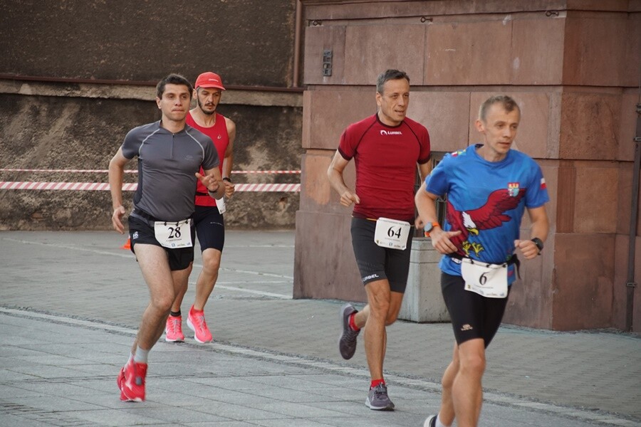 W Rudzie Śląskiej dobiegł końca XXII Międzynarodowy Bieg 12-godzinny. Do rywalizacji stanęłO 68 osób. 52 udało się przekroczyć magiczną liczbę 80 km, wymaganą do otrzymania medalu, koszulki oraz pucharu.