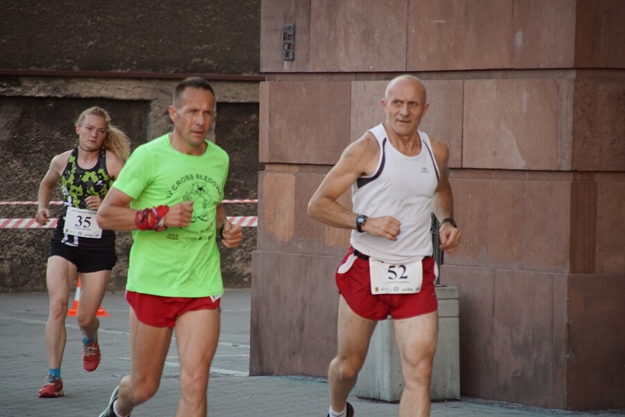 W Rudzie Śląskiej dobiegł końca XXII Międzynarodowy Bieg 12-godzinny. Do rywalizacji stanęłO 68 osób. 52 udało się przekroczyć magiczną liczbę 80 km, wymaganą do otrzymania medalu, koszulki oraz pucharu.