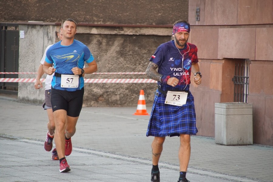 W Rudzie Śląskiej dobiegł końca XXII Międzynarodowy Bieg 12-godzinny. Do rywalizacji stanęłO 68 osób. 52 udało się przekroczyć magiczną liczbę 80 km, wymaganą do otrzymania medalu, koszulki oraz pucharu.