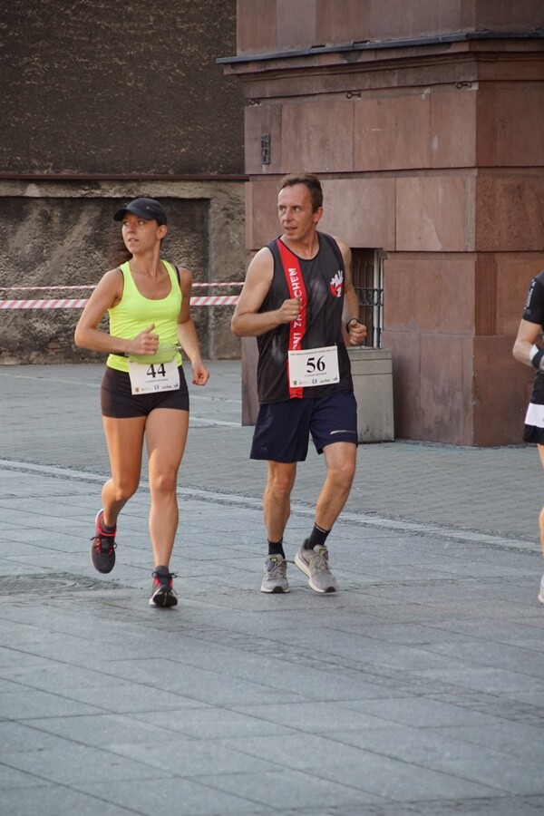 W Rudzie Śląskiej dobiegł końca XXII Międzynarodowy Bieg 12-godzinny. Do rywalizacji stanęłO 68 osób. 52 udało się przekroczyć magiczną liczbę 80 km, wymaganą do otrzymania medalu, koszulki oraz pucharu.