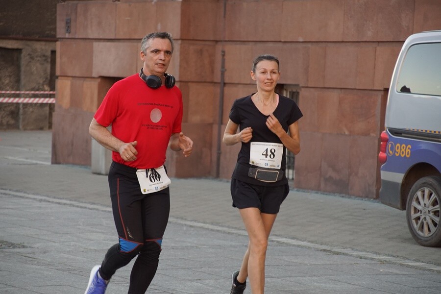 W Rudzie Śląskiej dobiegł końca XXII Międzynarodowy Bieg 12-godzinny. Do rywalizacji stanęłO 68 osób. 52 udało się przekroczyć magiczną liczbę 80 km, wymaganą do otrzymania medalu, koszulki oraz pucharu.