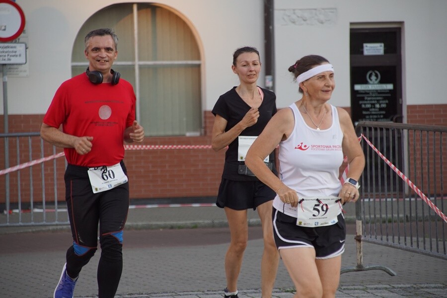 W Rudzie Śląskiej dobiegł końca XXII Międzynarodowy Bieg 12-godzinny. Do rywalizacji stanęłO 68 osób. 52 udało się przekroczyć magiczną liczbę 80 km, wymaganą do otrzymania medalu, koszulki oraz pucharu.