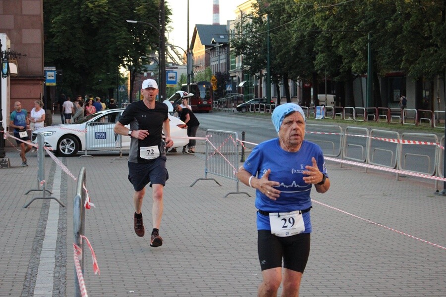 W Rudzie Śląskiej dobiegł końca XXII Międzynarodowy Bieg 12-godzinny. Do rywalizacji stanęłO 68 osób. 52 udało się przekroczyć magiczną liczbę 80 km, wymaganą do otrzymania medalu, koszulki oraz pucharu.