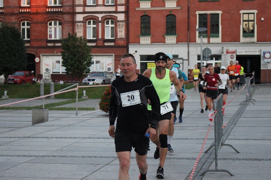W Rudzie Śląskiej dobiegł końca XXII Międzynarodowy Bieg 12-godzinny. Do rywalizacji stanęłO 68 osób. 52 udało się przekroczyć magiczną liczbę 80 km, wymaganą do otrzymania medalu, koszulki oraz pucharu.