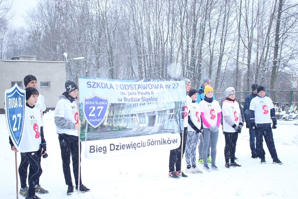 Uczniowie ZSP nr 2 oraz dwóch rudzkich szkół podstawowych: SP 15 i SP 27 wspierani przez trochę starszych biegaczy, wzięli wczoraj udział w 6. Biegu Dziewięciu Górników.