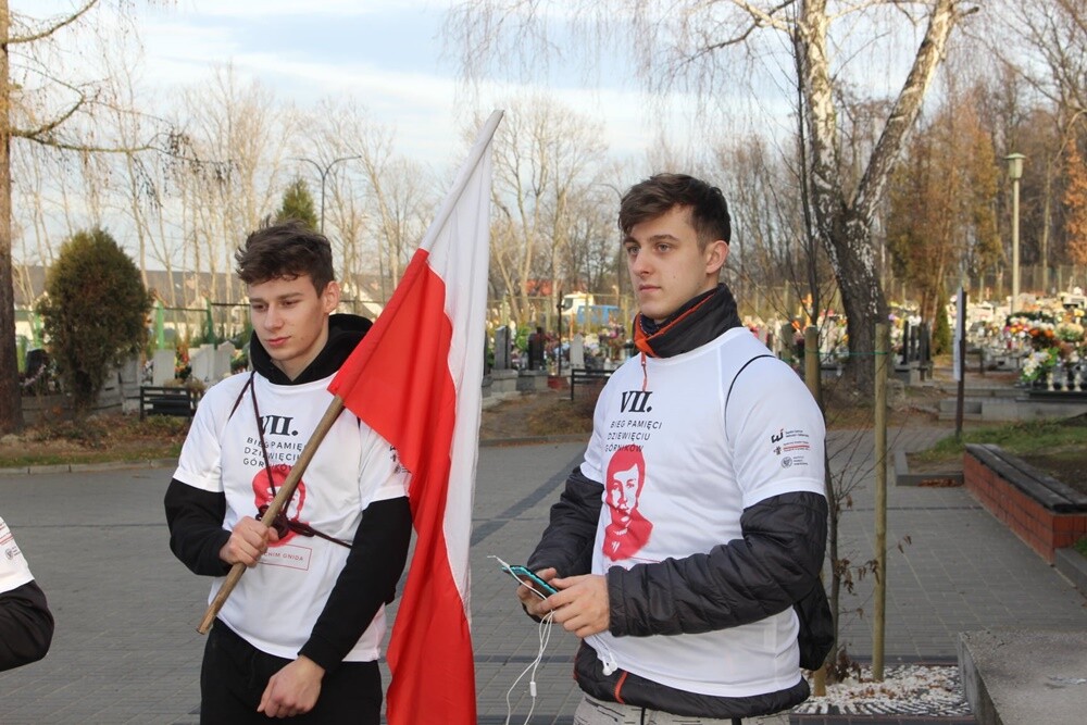 Uczniowie oraz nauczyciele sześciu rudzkich szkół w poniedziałek wzięli udział w 7. Biegu Dziewięciu Górników. W tym roku w przedsięwzięcie zaangażowały się dwa Zespoły Szkół - nr 2 i nr 3, Liceum Ogólnokształcące nr 3, Sportowa Szkoła Podstawowa nr 15 oraz szkoły podstawowe nr 14 i 27.