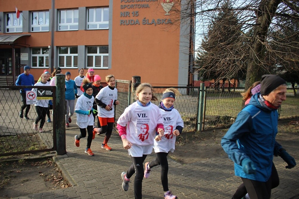 Uczniowie oraz nauczyciele sześciu rudzkich szkół w poniedziałek wzięli udział w 7. Biegu Dziewięciu Górników. W tym roku w przedsięwzięcie zaangażowały się dwa Zespoły Szkół - nr 2 i nr 3, Liceum Ogólnokształcące nr 3, Sportowa Szkoła Podstawowa nr 15 oraz szkoły podstawowe nr 14 i 27.