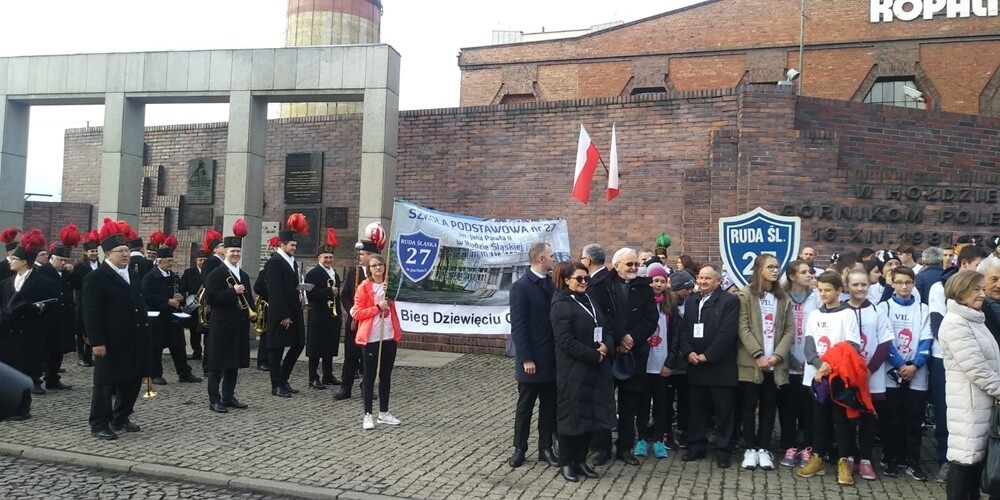 Uczniowie oraz nauczyciele sześciu rudzkich szkół w poniedziałek wzięli udział w 7. Biegu Dziewięciu Górników. W tym roku w przedsięwzięcie zaangażowały się dwa Zespoły Szkół - nr 2 i nr 3, Liceum Ogólnokształcące nr 3, Sportowa Szkoła Podstawowa nr 15 oraz szkoły podstawowe nr 14 i 27.