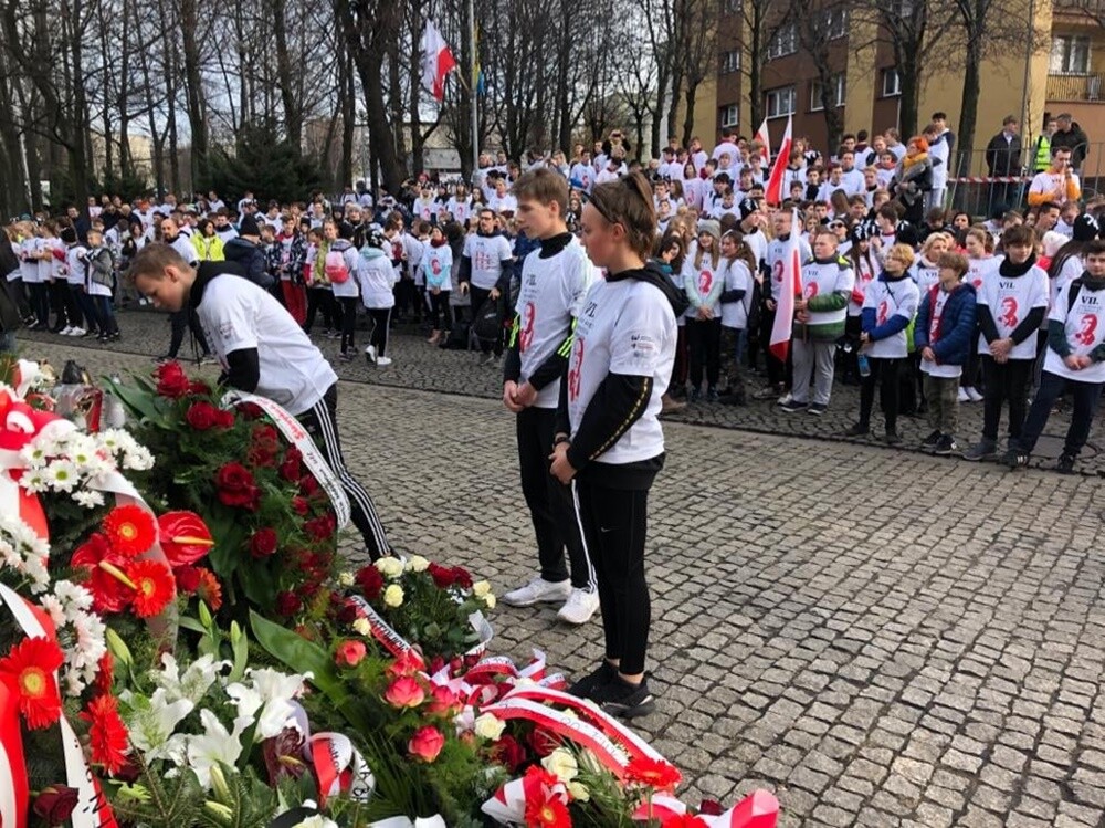 Uczniowie oraz nauczyciele sześciu rudzkich szkół w poniedziałek wzięli udział w 7. Biegu Dziewięciu Górników. W tym roku w przedsięwzięcie zaangażowały się dwa Zespoły Szkół - nr 2 i nr 3, Liceum Ogólnokształcące nr 3, Sportowa Szkoła Podstawowa nr 15 oraz szkoły podstawowe nr 14 i 27.