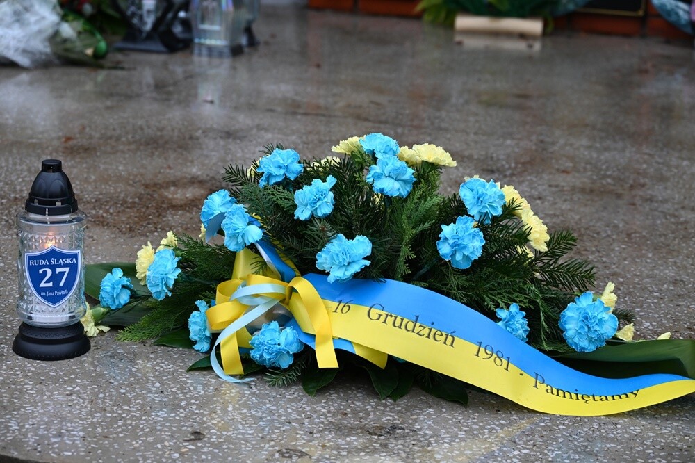 Uczniowie i nauczyciele z pięciu szkół z Rudy Śląskiej oddali hołd poległym górnikom / fot. UM Ruda Śląska