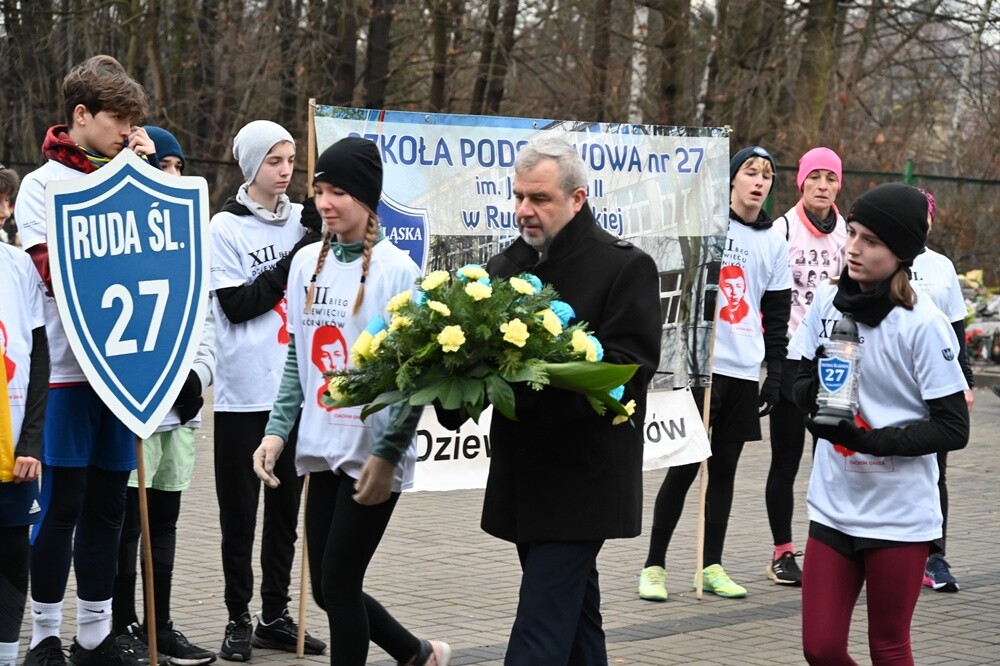 Uczniowie i nauczyciele z pięciu szkół z Rudy Śląskiej oddali hołd poległym górnikom / fot. UM Ruda Śląska