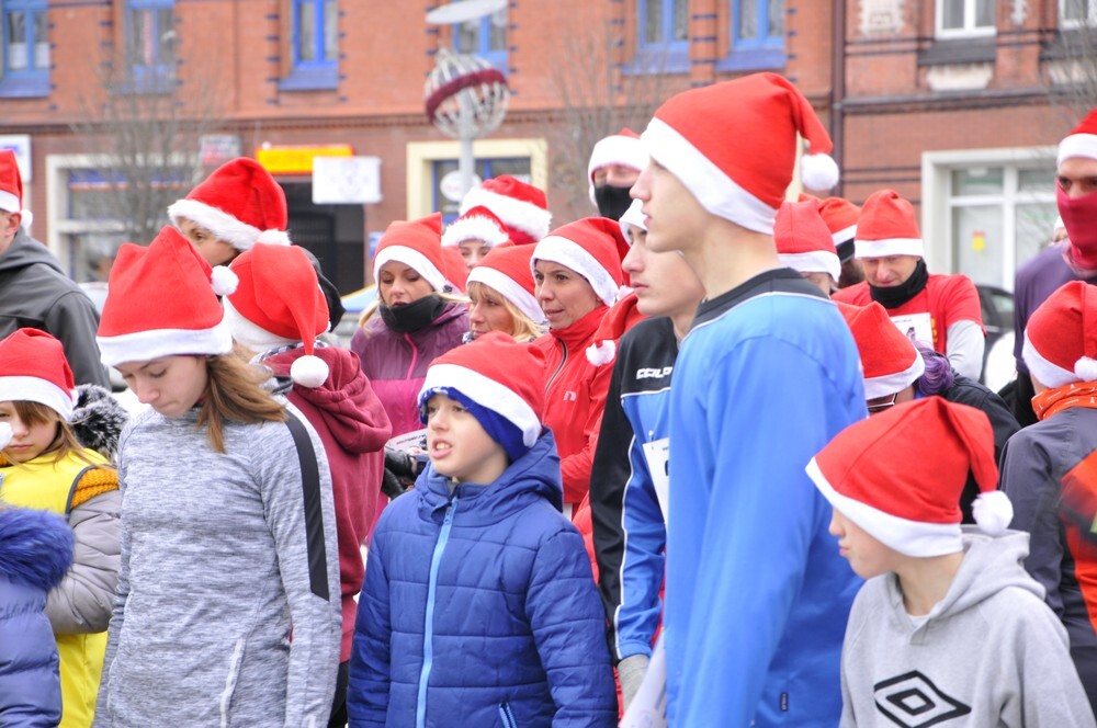 Mikołaje zjawili się dzisiaj tłumnie na rynku, aby wziąć udział w biegu charytatywnym – w tym roku celem tej sportowo-mikołajkowej akcji jest ratowanie chorego na glejaka Kacperka z Rudy Śląskiej.
