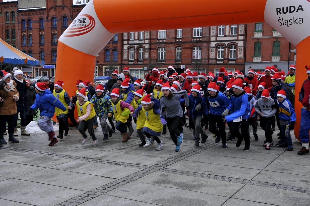Mikołaje zjawili się dzisiaj tłumnie na rynku, aby wziąć udział w biegu charytatywnym – w tym roku celem tej sportowo-mikołajkowej akcji jest ratowanie chorego na glejaka Kacperka z Rudy Śląskiej.