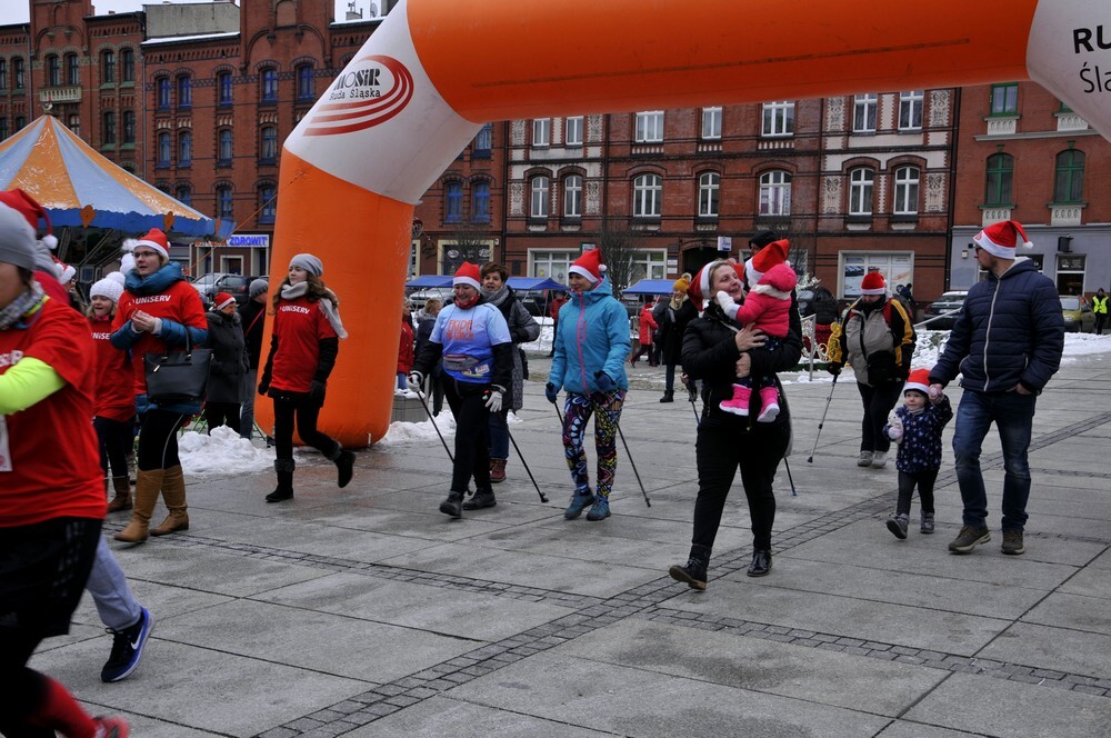 Mikołaje zjawili się dzisiaj tłumnie na rynku, aby wziąć udział w biegu charytatywnym – w tym roku celem tej sportowo-mikołajkowej akcji jest ratowanie chorego na glejaka Kacperka z Rudy Śląskiej.