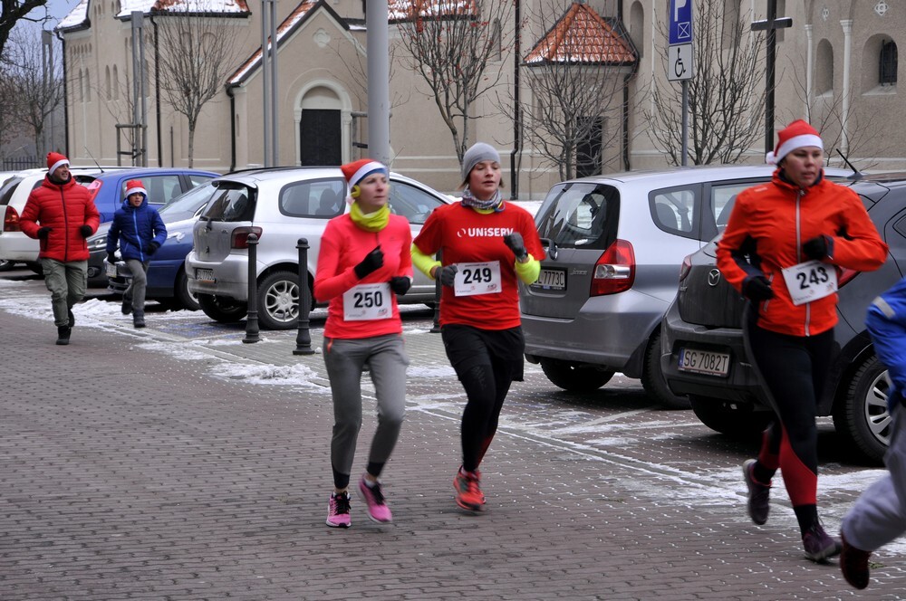 Mikołaje zjawili się dzisiaj tłumnie na rynku, aby wziąć udział w biegu charytatywnym – w tym roku celem tej sportowo-mikołajkowej akcji jest ratowanie chorego na glejaka Kacperka z Rudy Śląskiej.