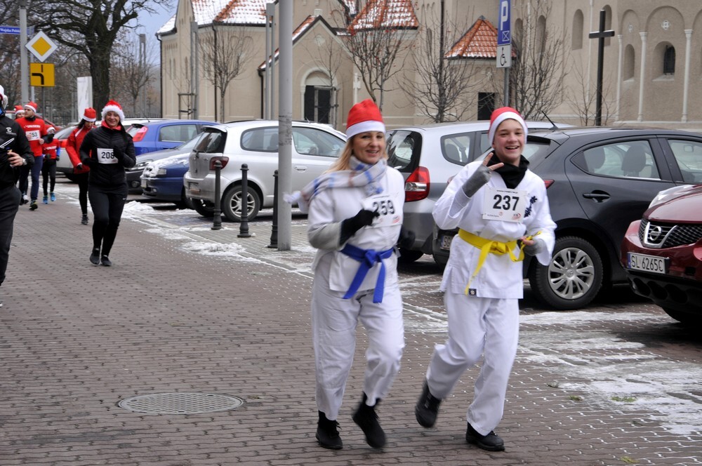 Mikołaje zjawili się dzisiaj tłumnie na rynku, aby wziąć udział w biegu charytatywnym – w tym roku celem tej sportowo-mikołajkowej akcji jest ratowanie chorego na glejaka Kacperka z Rudy Śląskiej.