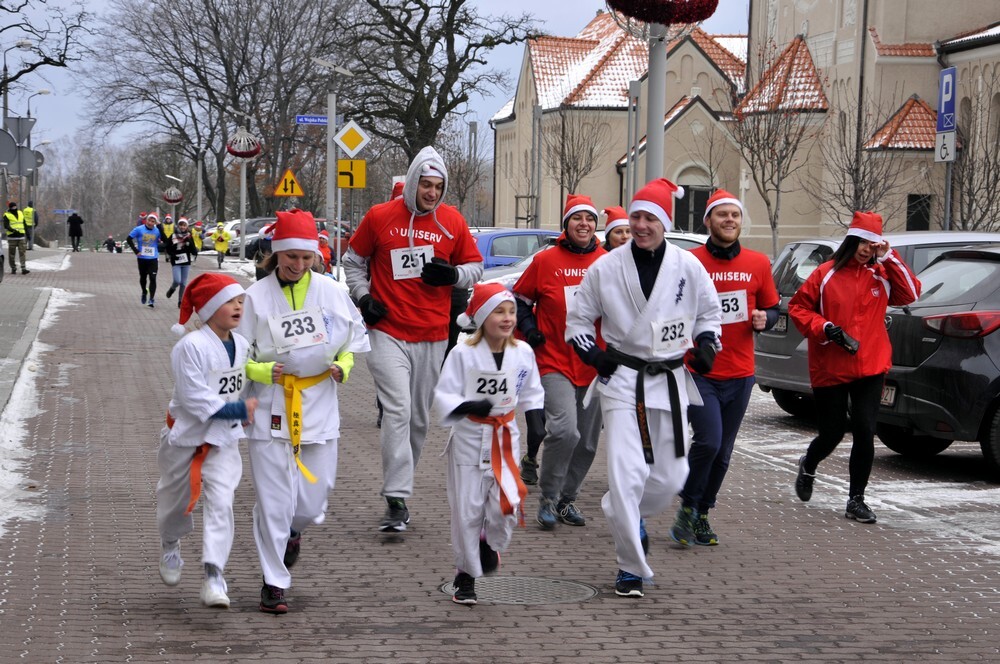 Mikołaje zjawili się dzisiaj tłumnie na rynku, aby wziąć udział w biegu charytatywnym – w tym roku celem tej sportowo-mikołajkowej akcji jest ratowanie chorego na glejaka Kacperka z Rudy Śląskiej.