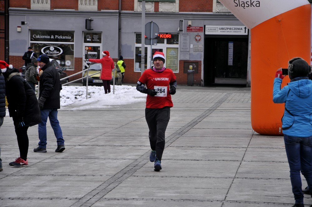 Mikołaje zjawili się dzisiaj tłumnie na rynku, aby wziąć udział w biegu charytatywnym – w tym roku celem tej sportowo-mikołajkowej akcji jest ratowanie chorego na glejaka Kacperka z Rudy Śląskiej.