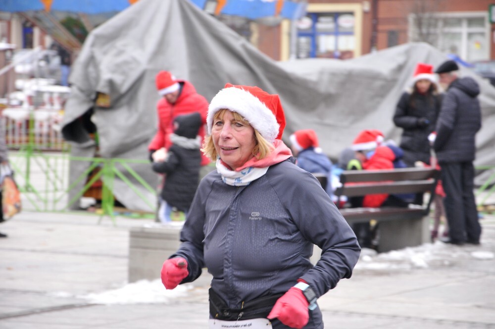 Mikołaje zjawili się dzisiaj tłumnie na rynku, aby wziąć udział w biegu charytatywnym – w tym roku celem tej sportowo-mikołajkowej akcji jest ratowanie chorego na glejaka Kacperka z Rudy Śląskiej.