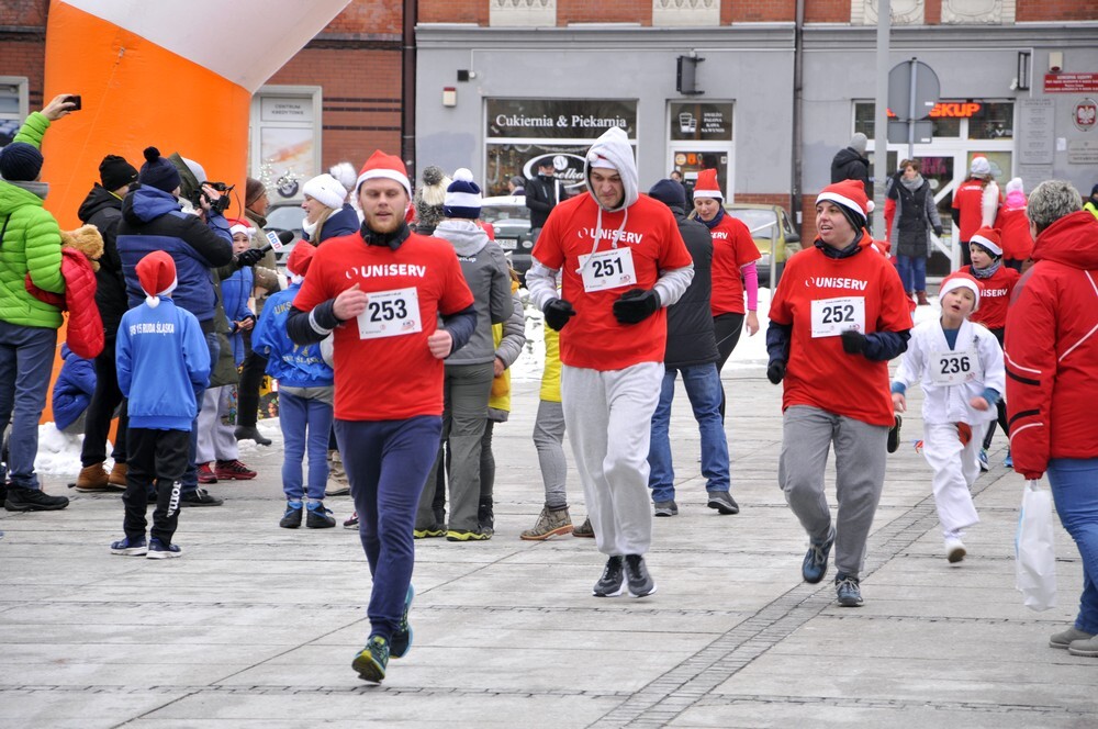 Mikołaje zjawili się dzisiaj tłumnie na rynku, aby wziąć udział w biegu charytatywnym – w tym roku celem tej sportowo-mikołajkowej akcji jest ratowanie chorego na glejaka Kacperka z Rudy Śląskiej.