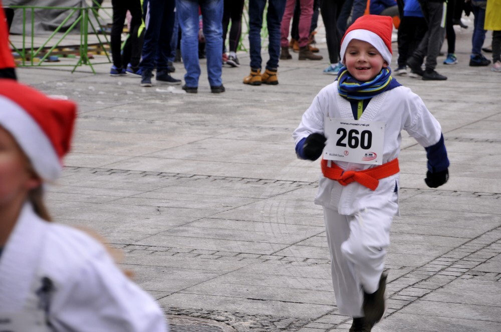 Mikołaje zjawili się dzisiaj tłumnie na rynku, aby wziąć udział w biegu charytatywnym – w tym roku celem tej sportowo-mikołajkowej akcji jest ratowanie chorego na glejaka Kacperka z Rudy Śląskiej.