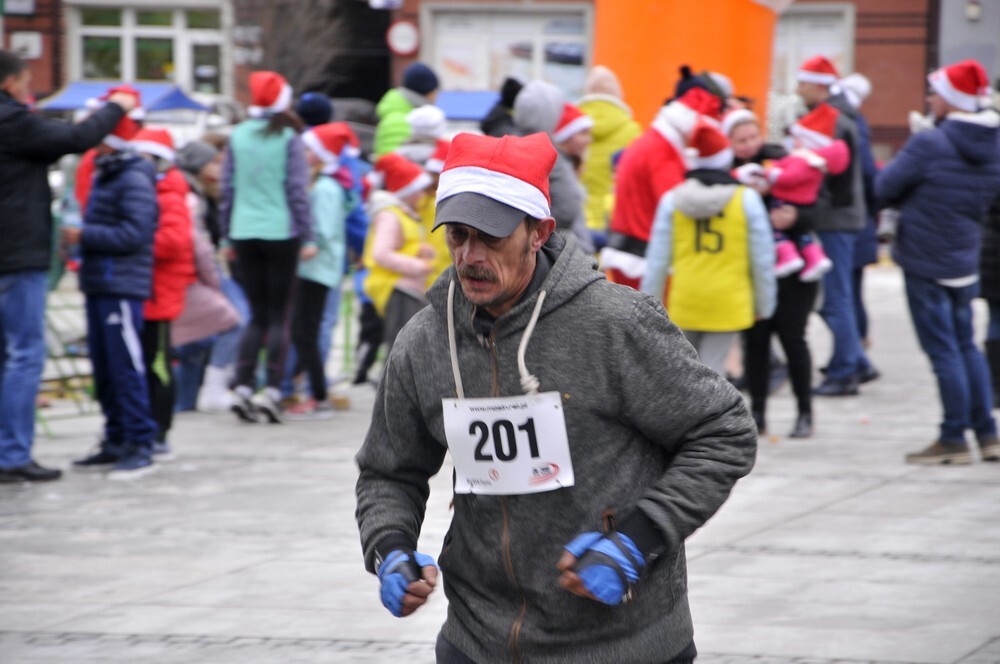 Mikołaje zjawili się dzisiaj tłumnie na rynku, aby wziąć udział w biegu charytatywnym – w tym roku celem tej sportowo-mikołajkowej akcji jest ratowanie chorego na glejaka Kacperka z Rudy Śląskiej.