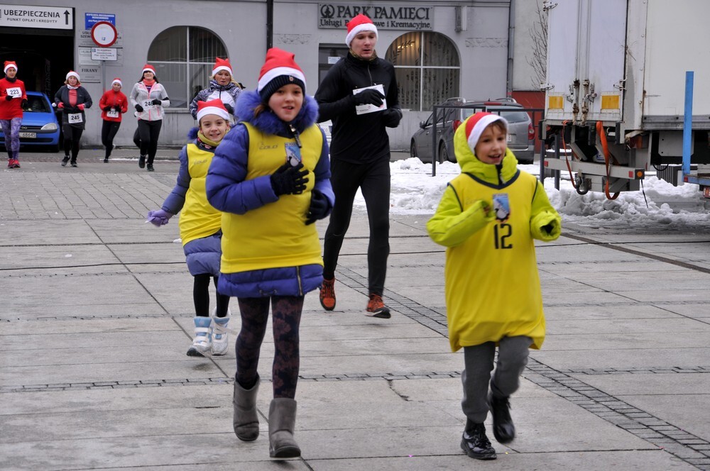 Mikołaje zjawili się dzisiaj tłumnie na rynku, aby wziąć udział w biegu charytatywnym – w tym roku celem tej sportowo-mikołajkowej akcji jest ratowanie chorego na glejaka Kacperka z Rudy Śląskiej.