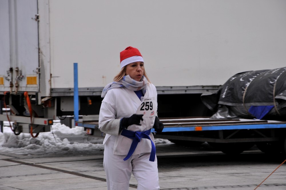 Mikołaje zjawili się dzisiaj tłumnie na rynku, aby wziąć udział w biegu charytatywnym – w tym roku celem tej sportowo-mikołajkowej akcji jest ratowanie chorego na glejaka Kacperka z Rudy Śląskiej.