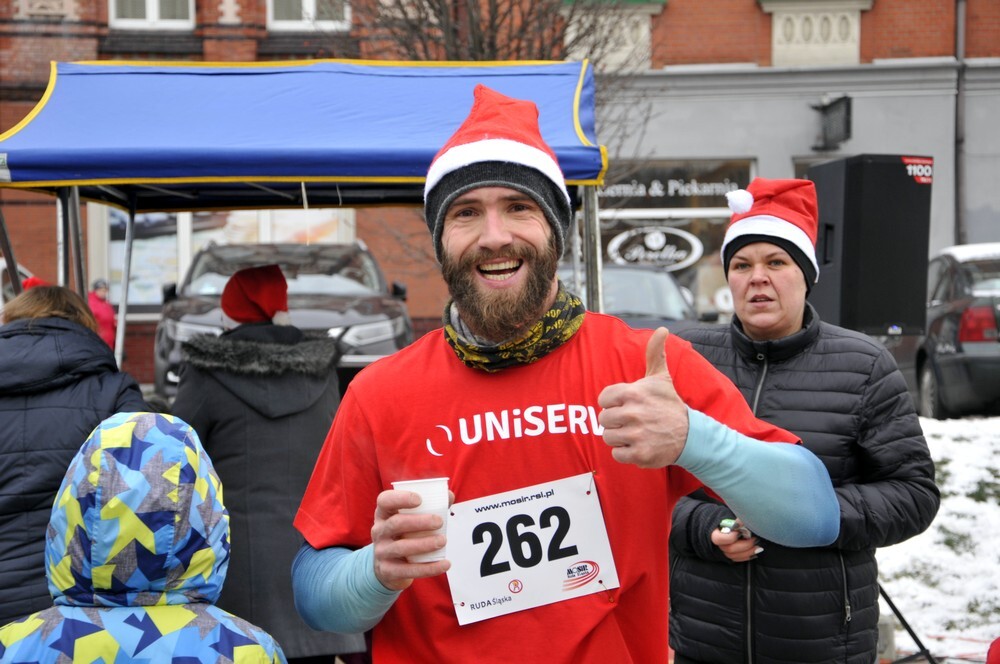 Mikołaje zjawili się dzisiaj tłumnie na rynku, aby wziąć udział w biegu charytatywnym – w tym roku celem tej sportowo-mikołajkowej akcji jest ratowanie chorego na glejaka Kacperka z Rudy Śląskiej.
