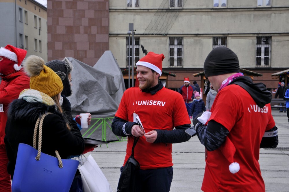 Mikołaje zjawili się dzisiaj tłumnie na rynku, aby wziąć udział w biegu charytatywnym – w tym roku celem tej sportowo-mikołajkowej akcji jest ratowanie chorego na glejaka Kacperka z Rudy Śląskiej.