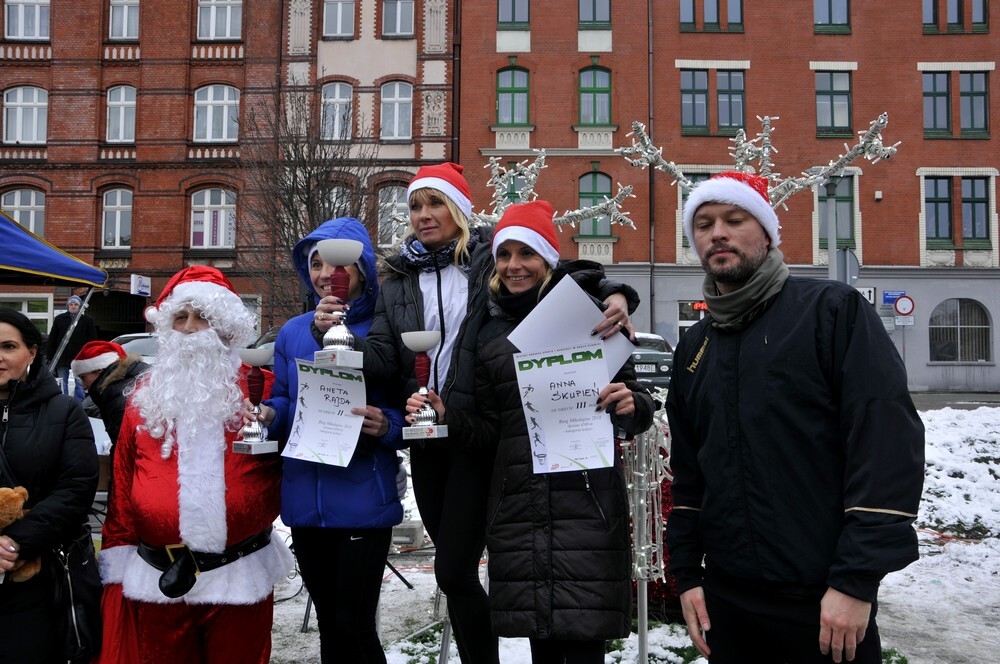 Mikołaje zjawili się dzisiaj tłumnie na rynku, aby wziąć udział w biegu charytatywnym – w tym roku celem tej sportowo-mikołajkowej akcji jest ratowanie chorego na glejaka Kacperka z Rudy Śląskiej.