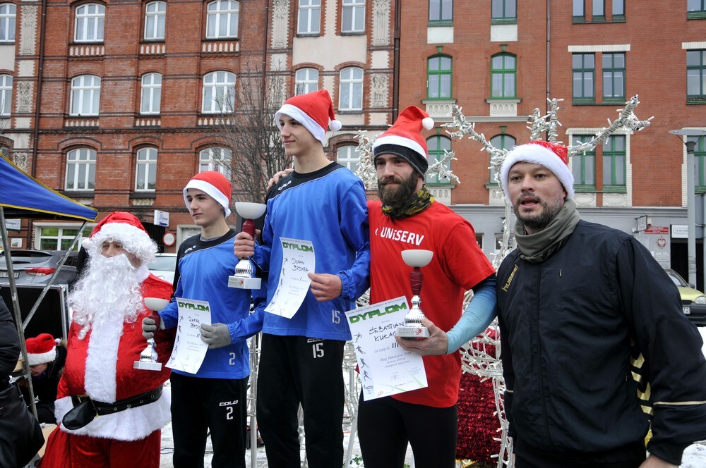 Mikołaje zjawili się dzisiaj tłumnie na rynku, aby wziąć udział w biegu charytatywnym – w tym roku celem tej sportowo-mikołajkowej akcji jest ratowanie chorego na glejaka Kacperka z Rudy Śląskiej.